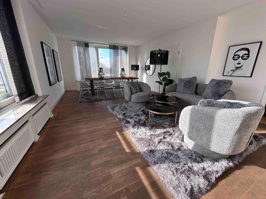 Spectecular Rhineview Fair Parking Luxury 12 Pers Düsseldorf